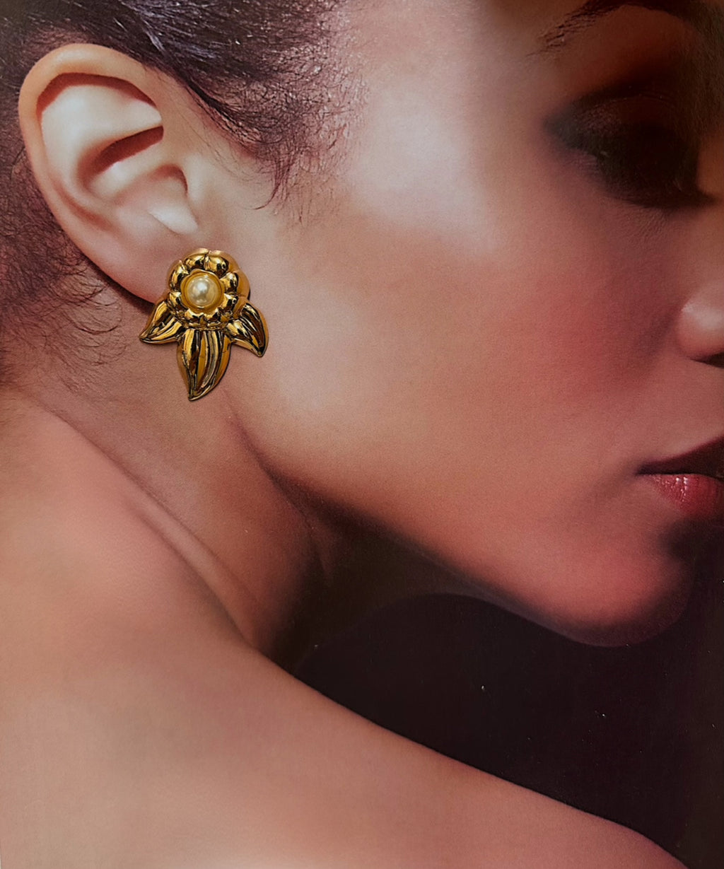 Gold tone floral stud pearl earrings