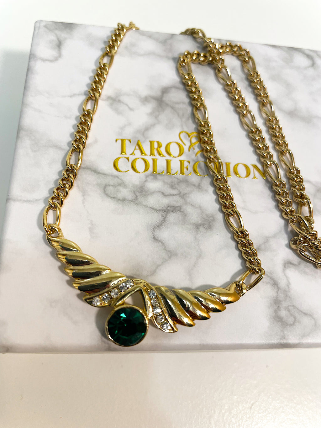 Retro Textured Wing With Emerald Green And Clear Rhinestones Pendant