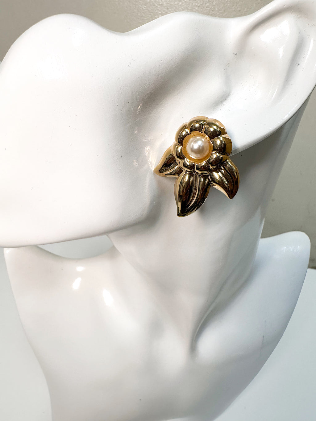 Gold tone floral stud pearl earrings