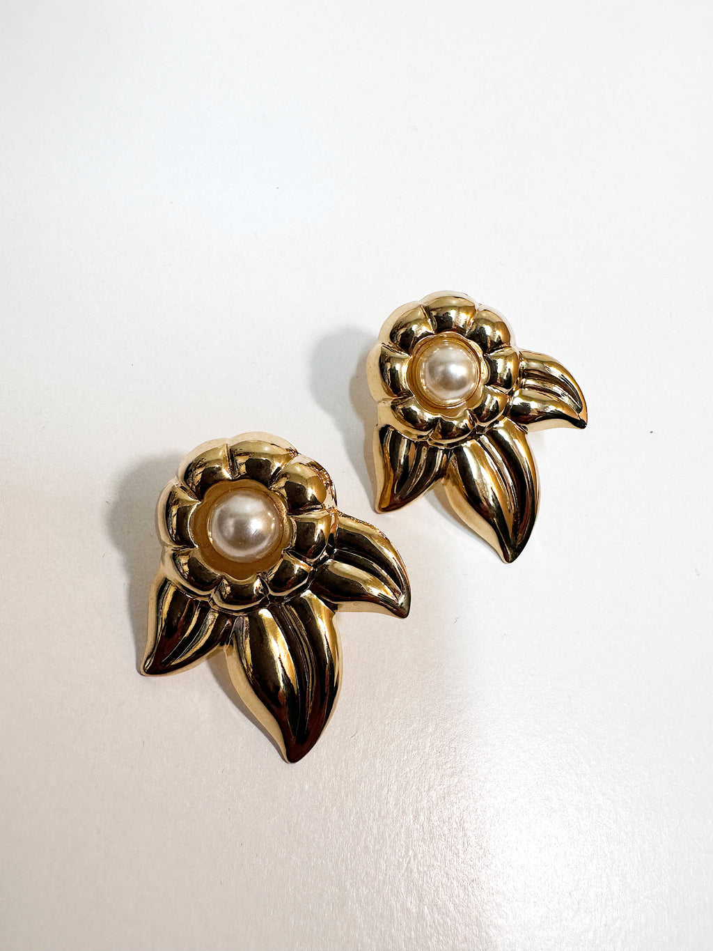 Gold tone floral stud pearl earrings