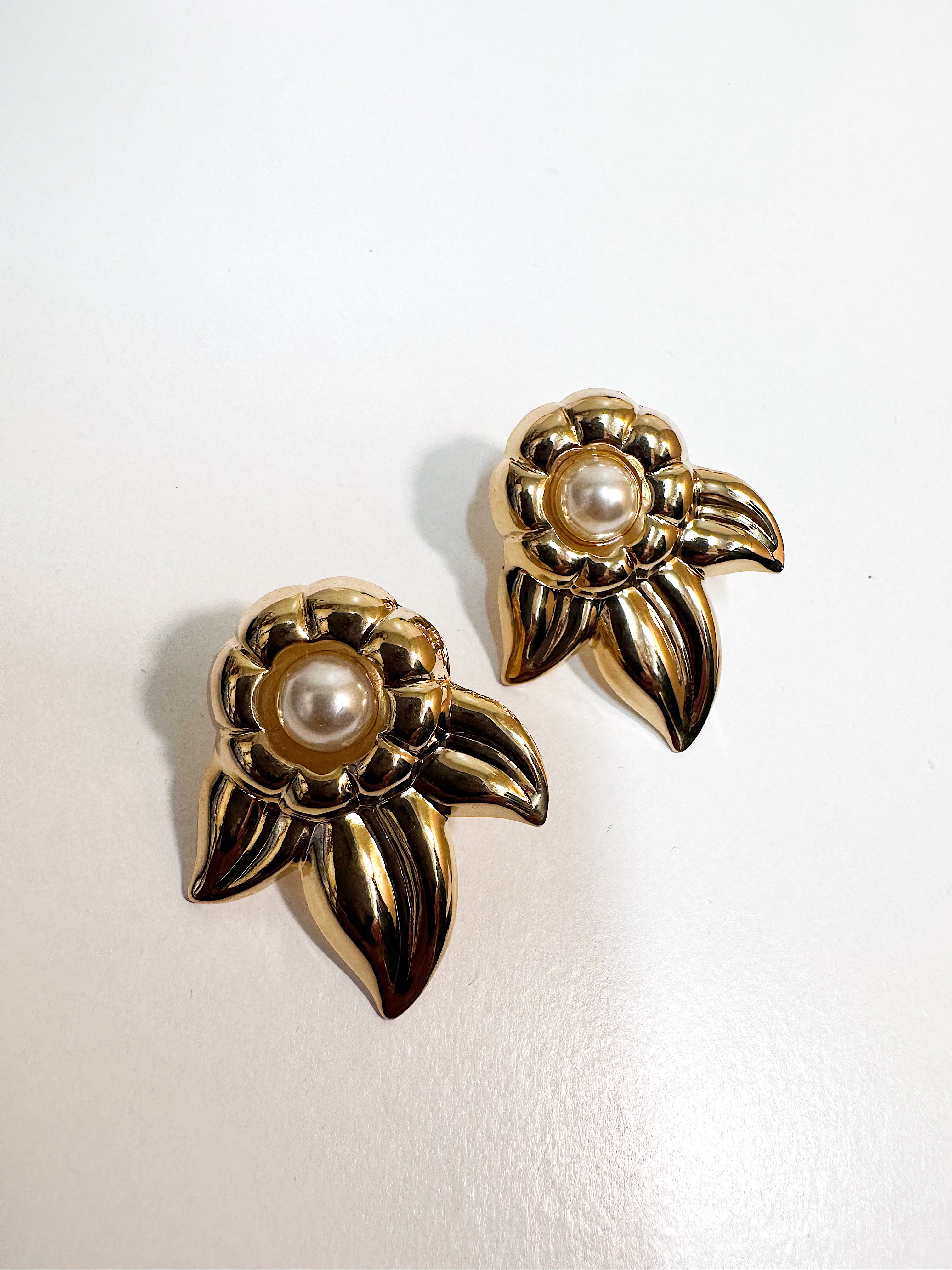 Gold tone floral stud pearl earrings