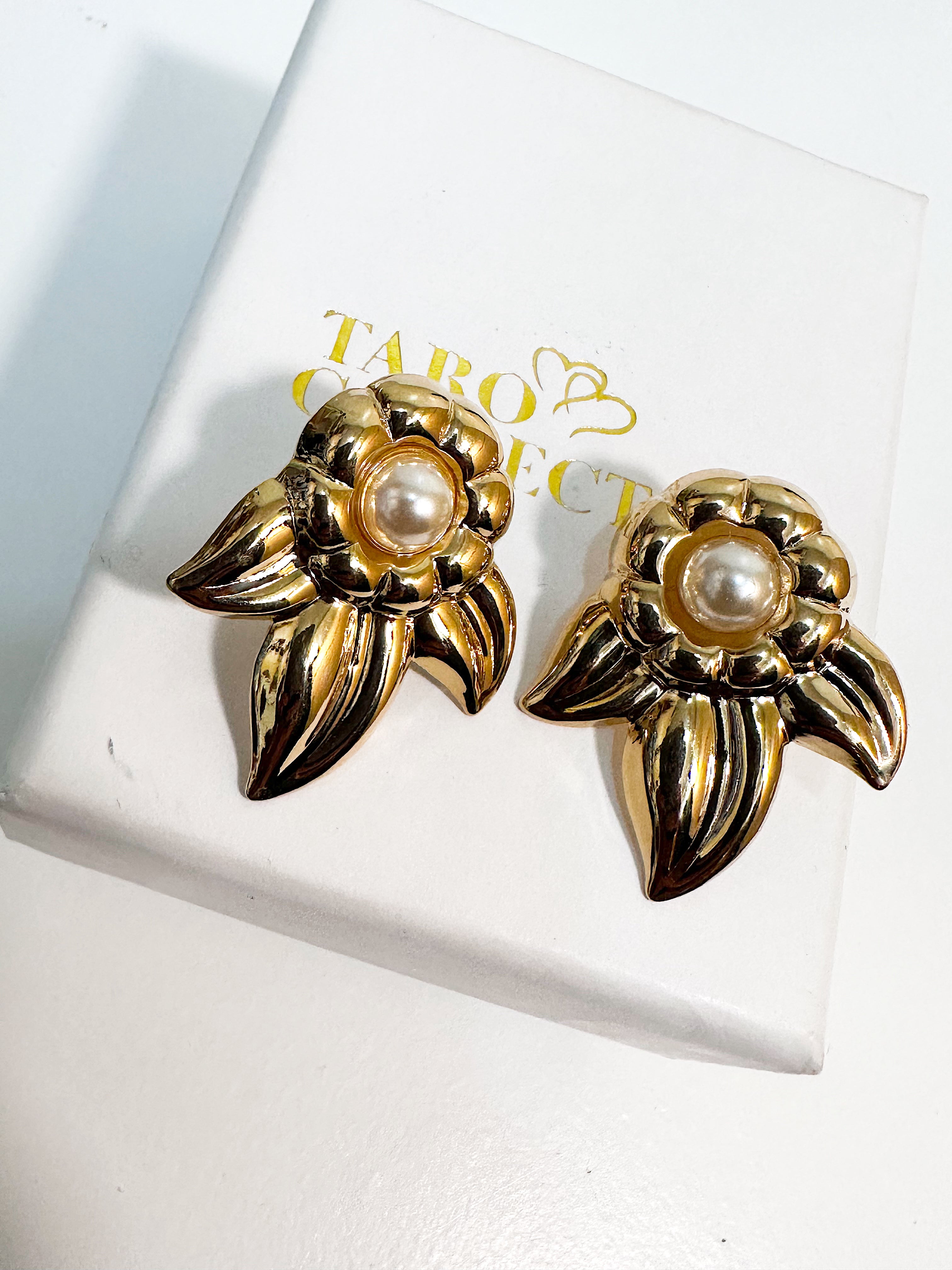 Gold tone floral stud pearl earrings